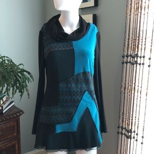 Frank Lyman tunic in stunning aqua blue and black